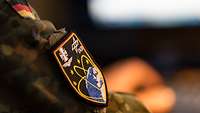 Verbandszeichen vom Weltraumlagezentrum in Uedem Nahaufnahme von einem Patch an der Uniform eines Soldaten