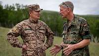 Ein mongolischer und ein deutscher Stabsoffizier sind in der Steppe im Gespräch.