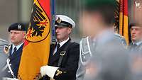 Die Fahnenabordnung steht beim Feierlichen Gelöbnis am Jahrestag des Deutschen Widerstands im Bendlerblock