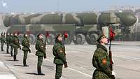 Soldaten mit einer Atomrakete während der Proben für die Militärparade in Moskau