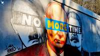 Portraits auf einer Mauer von Putin, Hitler und Stalin mit dem Spruchband „No More Time“ quer über die Augen 