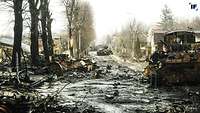 Chaos, Zerstörung und Tote auf einer Straße in Bucha