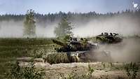 Deutsche Kampfpanzer Leopard 2A6 fahren im Gelände