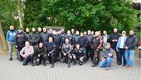 Teilnehmende der Motorradrüstzeit auf dem Parkplatz der Jugendbildungsstätte Golm
