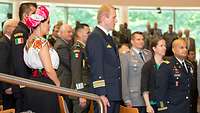 Die Gäste und Soldaten stehen im größten Hörsaal der Führungsakademie mit Blickrichtung geradeaus.