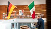 Flaggen RIT Königsmark steht seitlich am Rednerpult. Im Hintergrund sind die deutsche und mexikanische Flagge zu sehen.