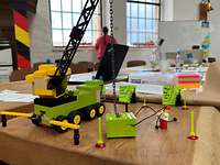 Modellbau mit Legosteinen Ein Mobilkran aus Legosteinen und Legofiguren mit Post-its stehen auf einem Tisch.