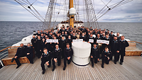 Gruppenbild von Soldatinnen und Soldaten auf dem Deck der Gorch Fock