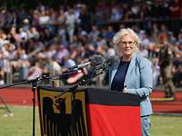 Ministerin Lambrecht spricht zu den Soldatinnen und Soldaten Ministerin Lambrecht spricht am Rednerpult. Im Hintergrund sitzen viele Menschen auf einer Tribüne.