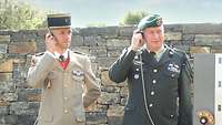 Zeitzeugenberichte Major Arts und Major Allorant hören bei der Kriegsgräberstätte über alte Telefone Zeitzeugenberichte.