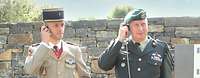 Zeitzeugenberichte Major Arts und Major Allorant hören bei der Kriegsgräberstätte über alte Telefone Zeitzeugenberichte.