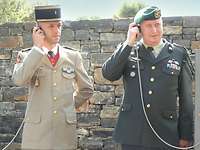 Zeitzeugenberichte Major Arts und Major Allorant hören bei der Kriegsgräberstätte über alte Telefone Zeitzeugenberichte.