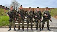 Fünf Soldaten stehen mit dem G36 auf der Schießbahn