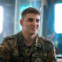 Ein Soldat in grüner Flecktarnuniform und mit dem Dienstgrad Oberfeldwebel ist im Gespräch 