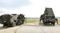 Zwei Bundeswehr-Lkw sind durch Schläuche miteinander verbunden