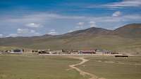 Ein militärisches Camp in der mongolischen Steppe