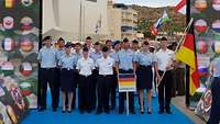 Gruppenbild der 14 Soldatinnen und Soldaten der CISM Triathlon Auswahlmannschaft bei der Eröffnungszeremonie in Spanien.