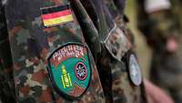 Auf dem Ärmel einer deutschen Uniform ist ein Patch zu sehen.