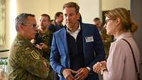 Ein Soldat und zwei Zivilisten sprechen während der Common Effort-Veranstaltung.