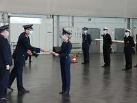 Graduierung Hauptmann Leonie Übergabe der Urkunde bei der Graduierung.