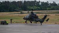 Ein Soldat weist den Kampfhubschrauber Tiger ein während dieser landet
