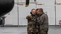 Zwei französische Soldaten und ein deutscher Soldat stimmen sich ab