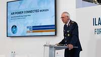 Der stellvertretende Inspekteur der Luftwaffe Ansgar Rieks referiert
