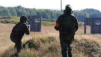 Ein Soldat schießt mit dem G36 auf dem Truppenübungsplatz