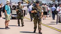 Soldaten des Objektschutzregiment der Luftwaffe bestreifen die ILA 2022
