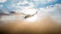 eine CH-53 landet im Gegenlicht in einer Staubwolke