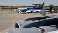 Ein NATO-Awacs-Flugzeuge mit Sonderlackierung steht auf dem Rollfeld