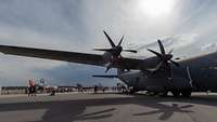 Flügel und Rotoren der C130J im Gegenlicht