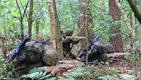 Soldaten und Soldatinnen sind im Wald und sicher die Umgebung