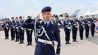 Soldat des Wachbatillons meldet das Drillteam ab 