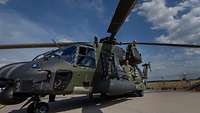 Ein deutscher NH90-Transporthubschrauber auf dem Rollfeld