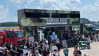 Menschen vor dem Karriere-Stand der Bundeswehr