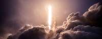 Falcon 9 SpaceX SARah Start mit Feuerstrahl Ein heller Feuerstrahl in Rauchwolken