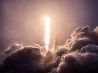 Falcon 9 SpaceX SARah Start mit Feuerstrahl Ein heller Feuerstrahl in Rauchwolken