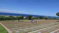 Ein Friedhof mit Gräber mit Blick auf die Bucht