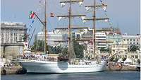 Ein mexikanisches Segelschulschiff befindet sich in See.