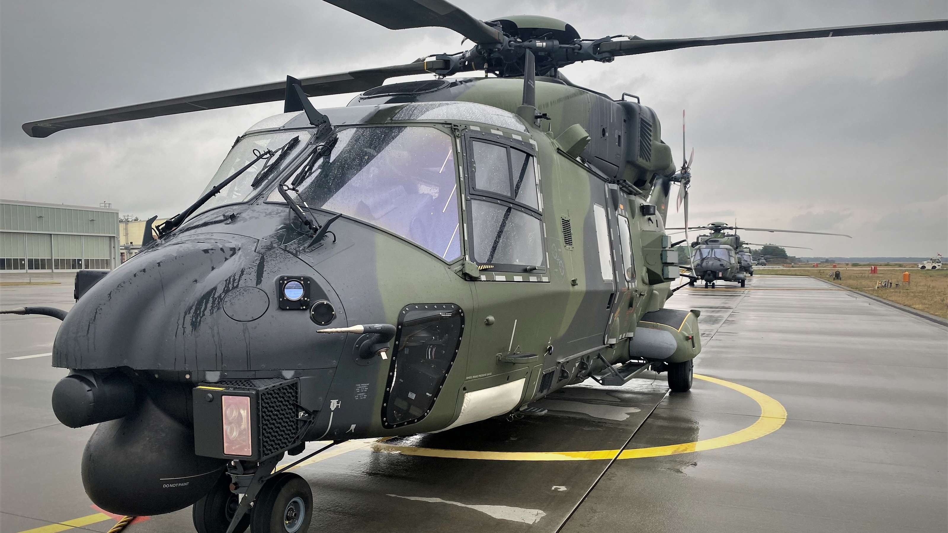 NH-90 Hubschrauber der Heeresflieger unterstützten Löscheinsatz.