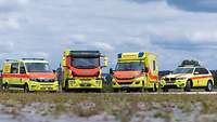 Vier unterschiedliche Rettungsdienstfahrzeuge stehen leicht versetzt nebeneinander