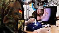 Ein Soldat operiert unter dem Mikroskop an einem Auge.