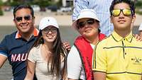 Ein Portätbild der mexikanischen Familie während der Bootstour auf der Elbe.
