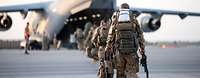 Rückverlegung aus Afghanistan Mehrere Soldaten steigen mit ihrer Ausrüstung in das Transportflugzeug C17.