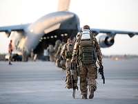 Rückverlegung aus Afghanistan Mehrere Soldaten steigen mit ihrer Ausrüstung in das Transportflugzeug C17.