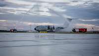 A400M wird nach Landung von zwei Löschfahrzeugen der Feuerwehr mit Wasser bespritzt