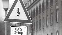 Straßenwarnschild mit einem Symbolmatrosen darauf.