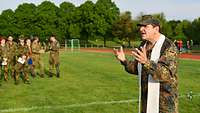Der Hamburger Militärdekan Michael Rohde beim Feldgottesdienst auf dem Sportplatz