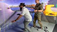 Mit 3D Brille und Joystick ausgerüstet - so erleben Besuchende die virtuelle Berufswelt gemeinsam mit Karriereberatenden